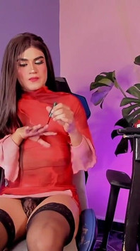 Bella Seksi Dan Kuku Merah