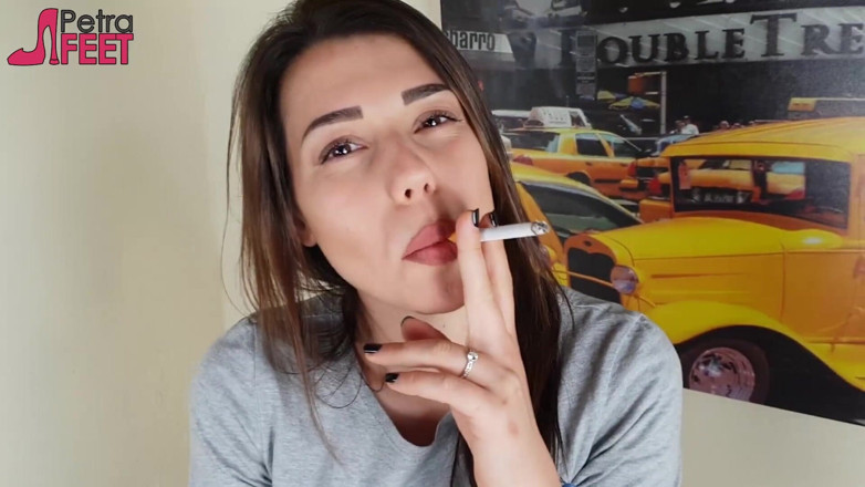 Smokin Fetish: Великолепная брюнетка курит сигару в ее спальне