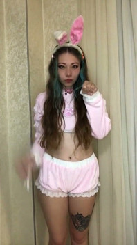 Jolie Fille Danse Dans Un Costume Rose Avec Des Oreilles.