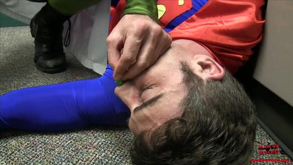 ManUpFilms: Superman wordt met een krijgt een ballbus
