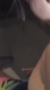 호텔 방에서 가장 친한 친구와 따먹히는 18살 귀여운 콜라주 소녀