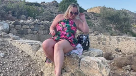 Istri sange lagi asik masturbasi sampai muncrat di luar ruangan - orgasme asli istri nympho