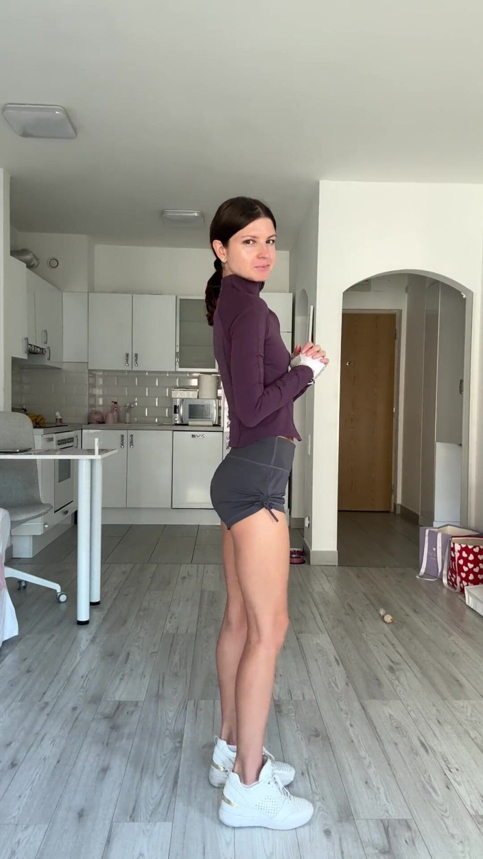 Gina Gerson: Solo hablar sucio después del gimnasio y dedeándose el coño