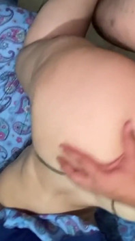 La calda mamma paffuta della mia migliore amica mi offre il suo culo grosso a pecorina. Vero fatto in casa