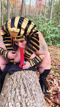 Ela encontrou um vibrador na floresta que ela vai ser safada ou boa
