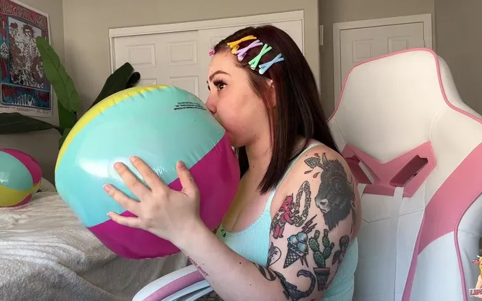 Lenna Lux: Giantess Inflatable Pool Party