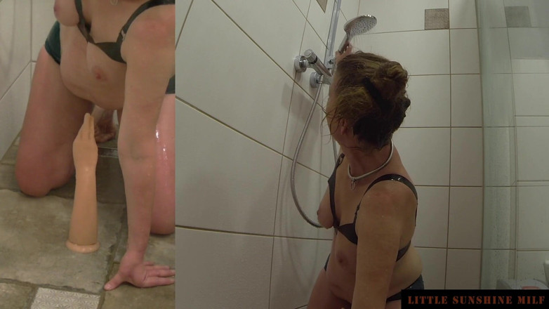 Little Sunshine MILF: Já a gumová pěst ve sprše