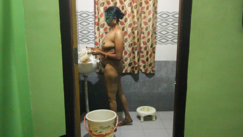 Desi Homemade Videos: Geile rijpe Indische tante gefilmd tijdens het douchen