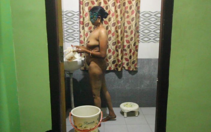Desi Homemade Videos: Dì Ấn Độ trưởng thành hứng tình quay phim khi đang tắm