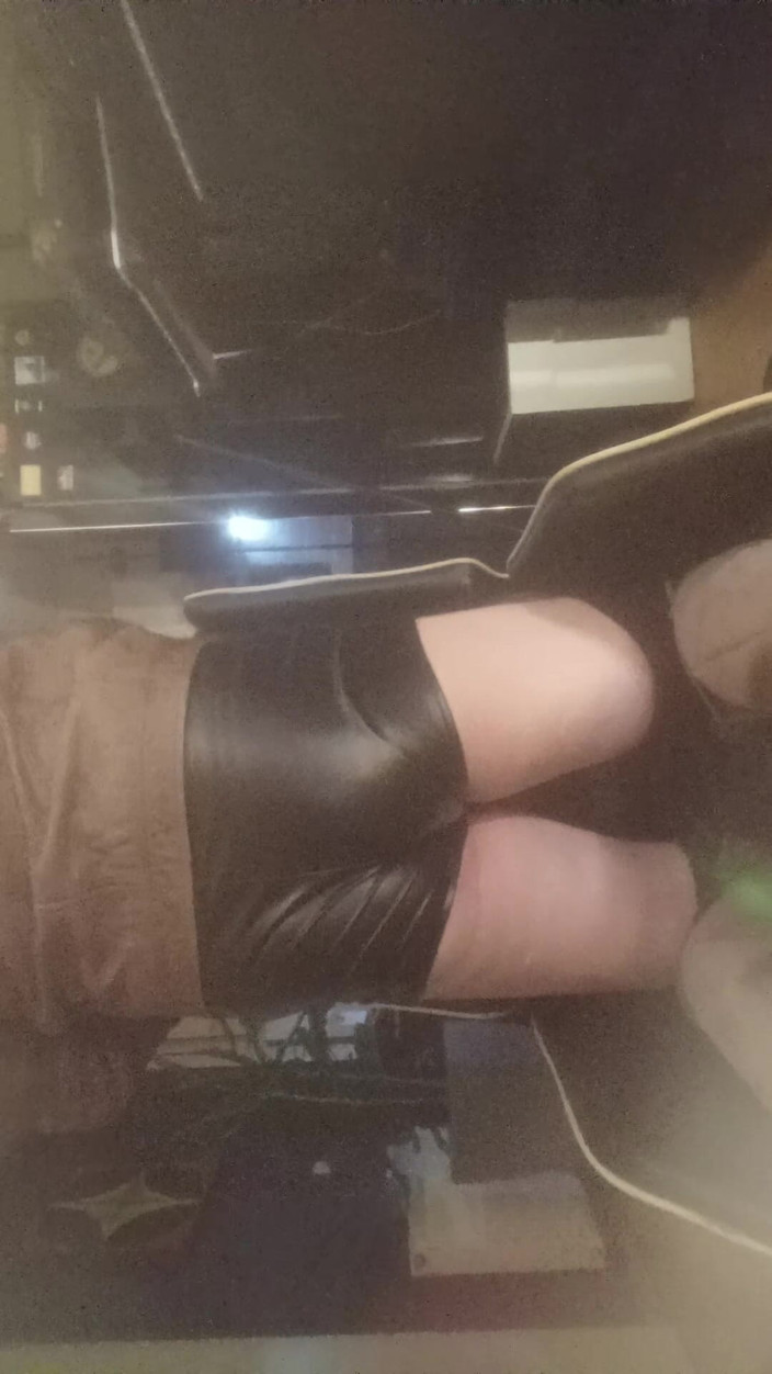 JujuTV: Kadın kılıklı travesti cd transeksüel azgın sikiş deliğini gösteriyor