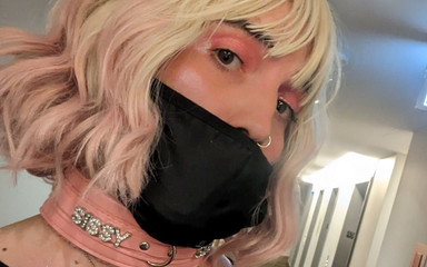 Tay Jade: Balkónové velké černé péro Blaženost