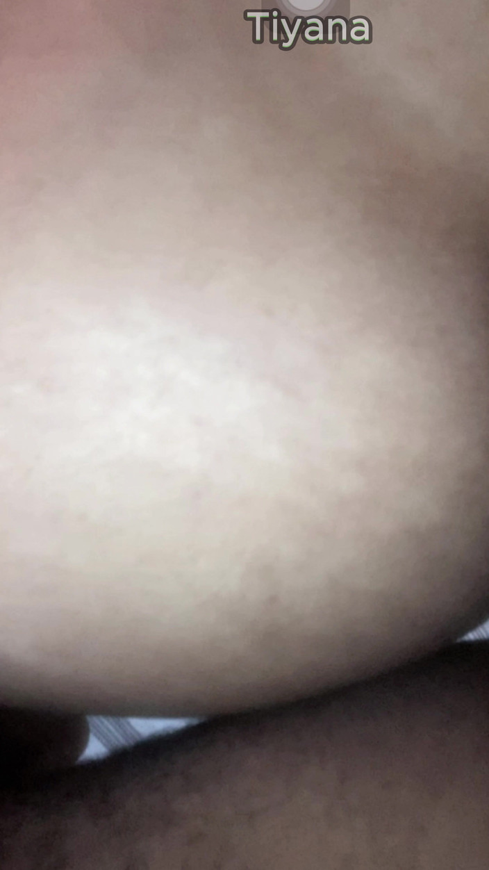 Tiyana: Istri nakal ini nyepong kontol dan dicrot di dalam posisi...