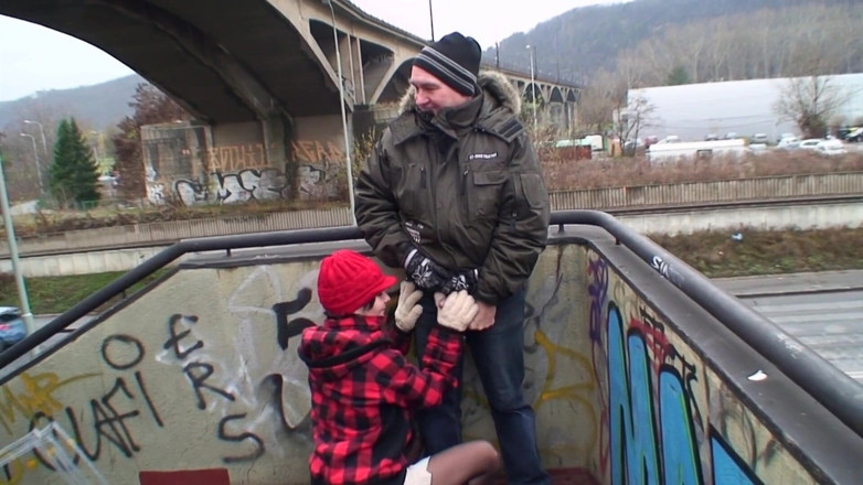 German amateur - 100% German hardcore videos: 少女在户外被老男人干