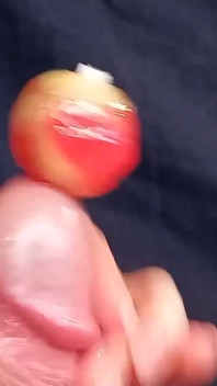 Ele gozou 3 vezes com um pirulito no pau