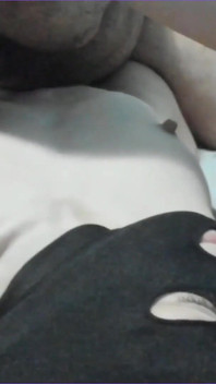 Coppia sexy leccano teneramente il seno e i capezzoli