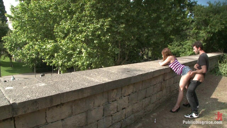 Public Disgrace by Kink: Entzückende 18-jährige muss auf die knie kriechen, schwanz lutschen und in...