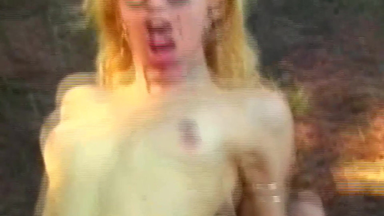 SHEMALE RETRO FUN: Nenasytná blondýnka 18 let odčerpává transsexuální péro venku
