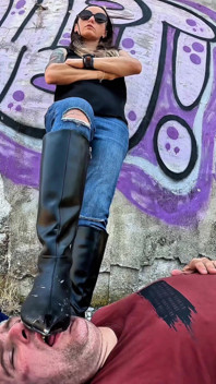 Doce submissão: Bolo nas botas da amante