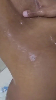 Nu-mi pot vedea iubita sexy făcând un duș, și vreau deja să fac sex cu ea.