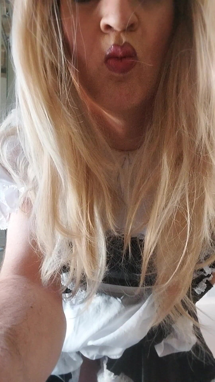 Cindy Belfast: Zlobivá Sissy služka stříká ve službě