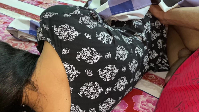Desifilmy45: Das Bett Mit Punjabi Bhabhi Geteilt Und Ihren Dicken Arsch...