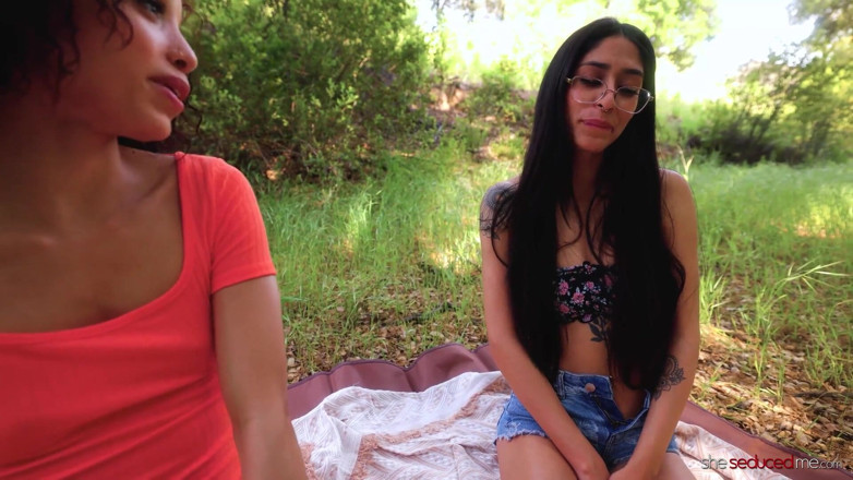 She seduced me: Kreator Konten Lesbian Di Luar Ruangan