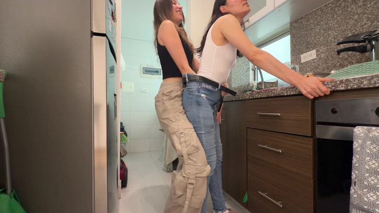 scarlettandc: Tribbing yang membasahi vagina lesbian