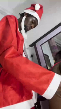 Ela cavalga a vaqueira do Papai Noel e ele lhe deu uma boa foda de quatro como presente de Natal