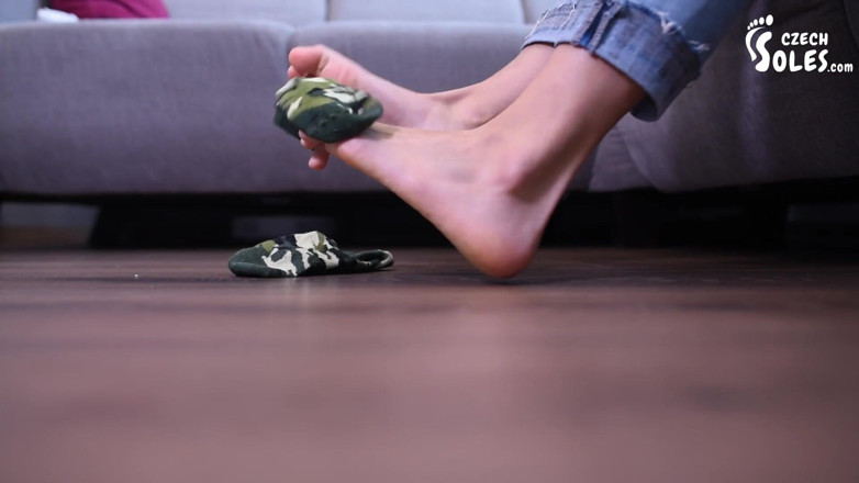 Czech Soles - foot fetish content: Świeże skarpetki na jej bardzo śmierdzące stopy drażnią, POV