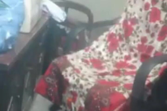 Tarelgc: Uma garota paquistanesa gostosa trabalhando em casa e brincando com...