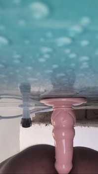 Un gode de 6 pouces baise mon cul affamé