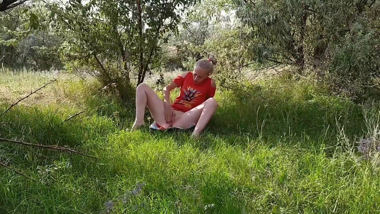 Meri-Mouse: Meyveler için gitti ve ormanda mastürbasyon yapmaya karar verdi