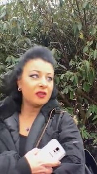 Böse milf reitet in ein auto für ein gutes lutschen und ficken