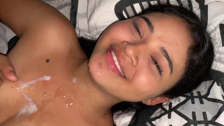 Yohamedi: Min styvsyster börjar röra vid min penis för att förföra...