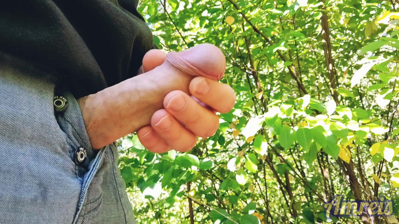 Amreis: Ngocok kontol pertama kali gugur di hutan. Ada sedikit waktu,...