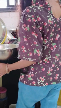 Une soubrette indienne piégée par son propriétaire et séduite
