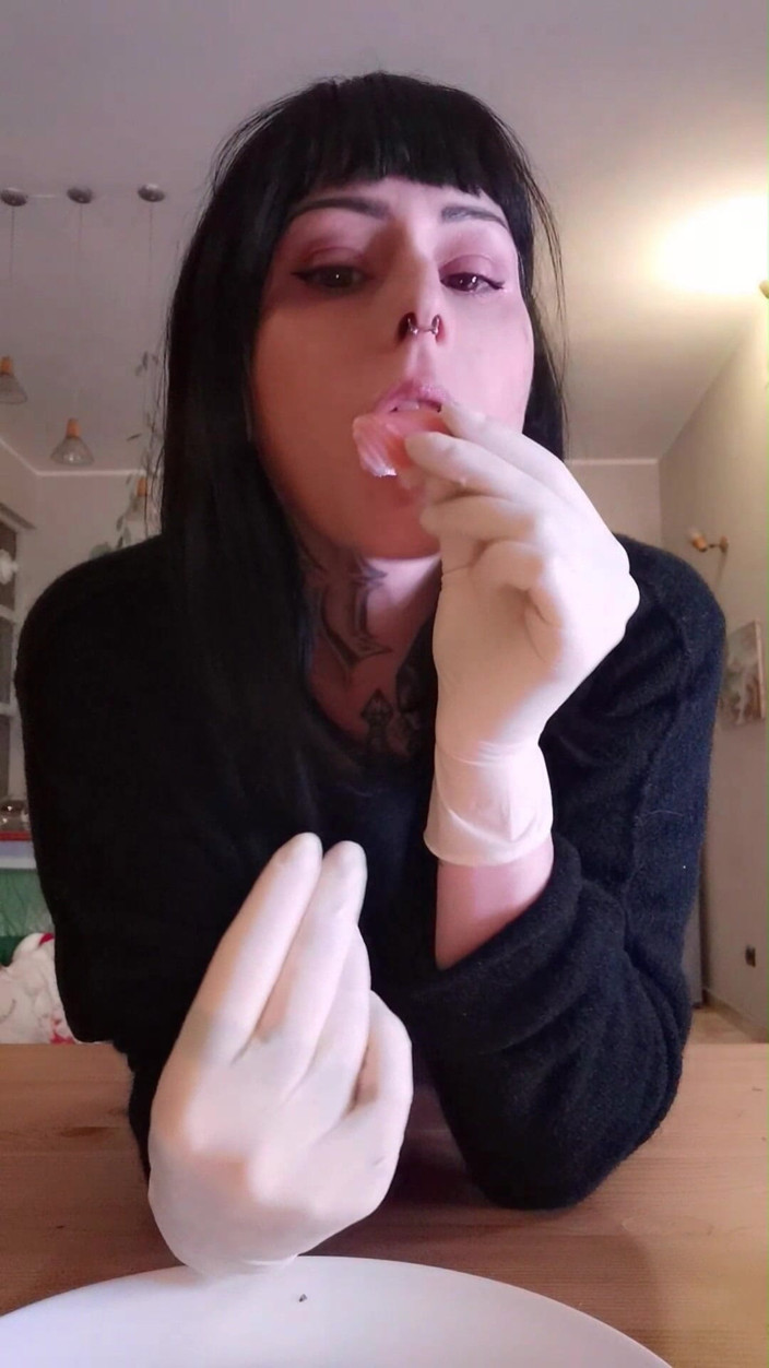 Your italian goddess: Tengo hambre ahora comiendo guantes de látex blanco de salmón...