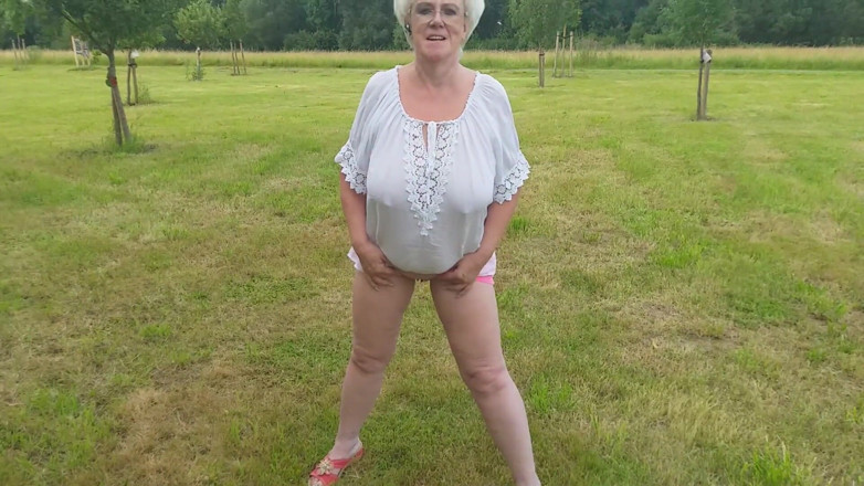 PureVicky66: Sexy babička chčije venku
