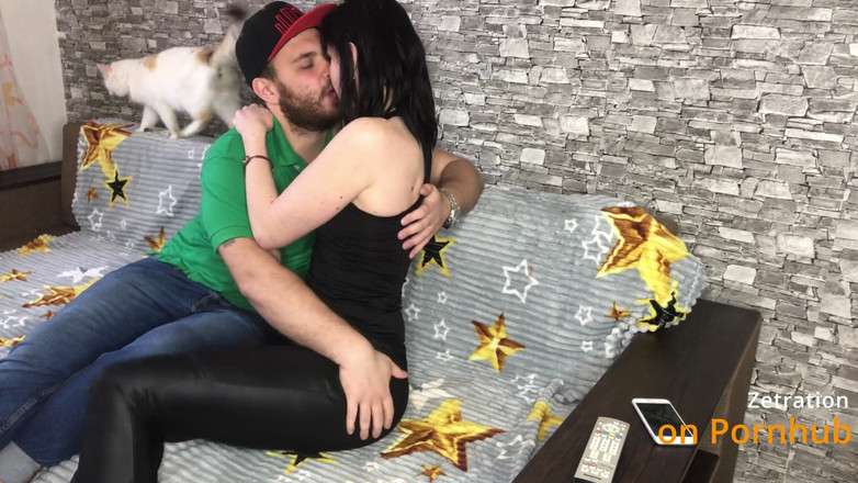 Zetration: 当她的男朋友去买东西时，我弯下腰，后入式操了她