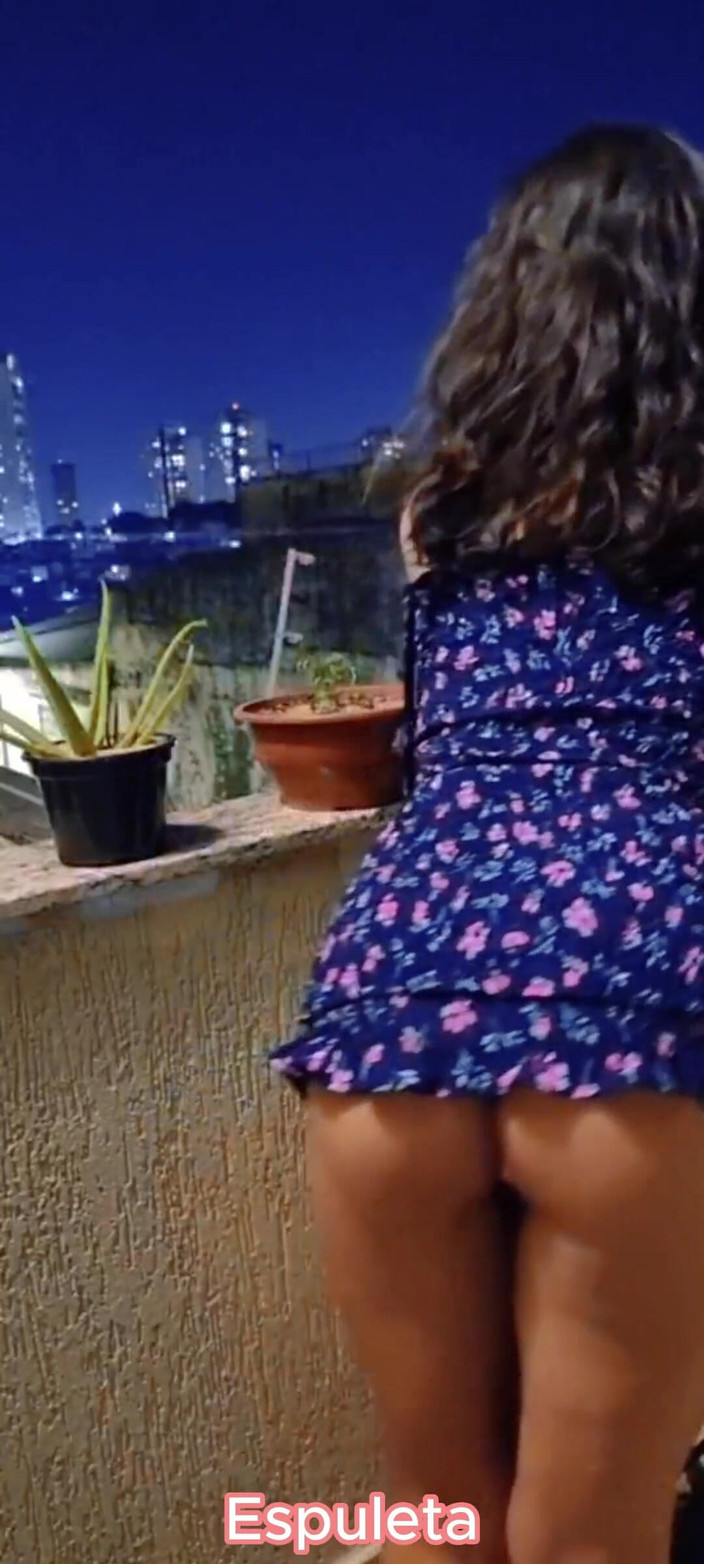 Espuleta: Výstava na balkóně - sexy holka tančí, dokud není nahá