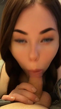 Pelajar panas dengan muka seksi memberikan blowjob