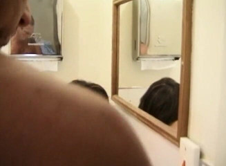Analiscius: Morena milf toma un buen golpe en casa