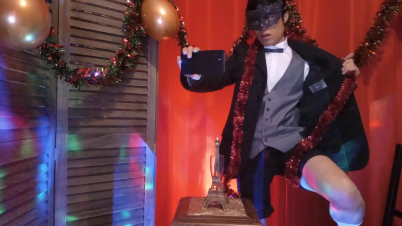 Jon Arteen: Bonne Année! Le Mignon Minet Franco-asiatique Jon Arteen, Se Branle, Éjaculate...