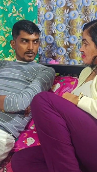 Donna indiana sporca Mona Bhabhi (figa stretta) scopa da un cazzo enorme un Divoratore desi con il suo grande pene ..