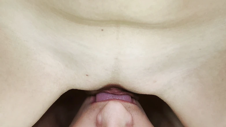 Nipple Stock: Natte pulserende vulva glijdt over de tong van de man