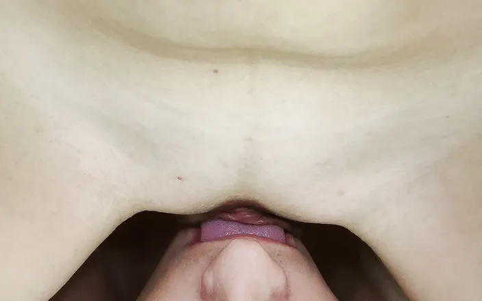 Nipple Stock: Mokrá pulzující vulva klouže po mužském jazyku