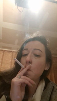 Diventa la mia piccola troia amante del fumo
