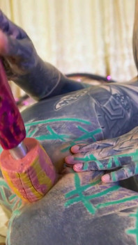 Fille tatouée se masturbant, touchant son cul