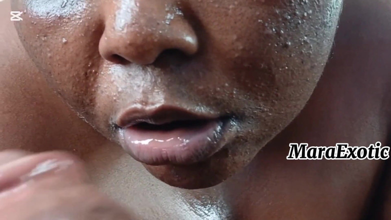 Mara Exotic: Ebony Sexy macecha saje ptáka a sprostě mluví