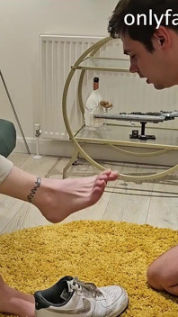 Ligotée pour adorer les pieds de monsieur